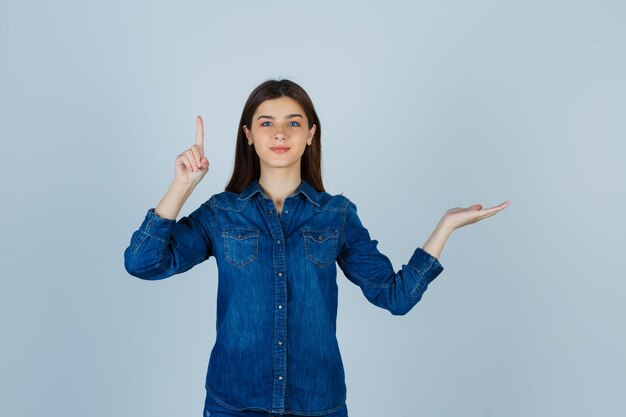 Expressieve jonge dame poseren in de studio