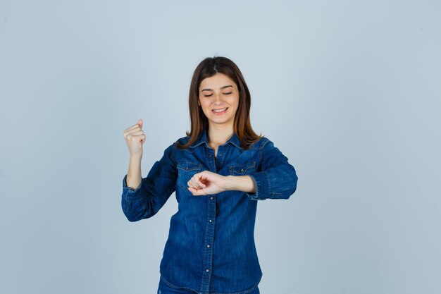 Expressieve jonge dame poseren in de studio