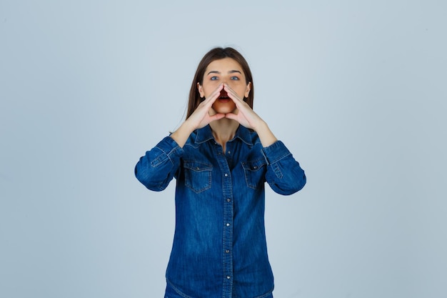 Expressieve jonge dame poseren in de studio