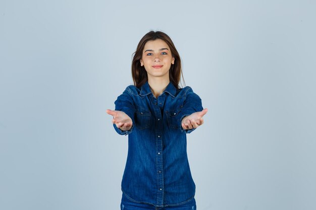 Expressieve jonge dame poseren in de studio