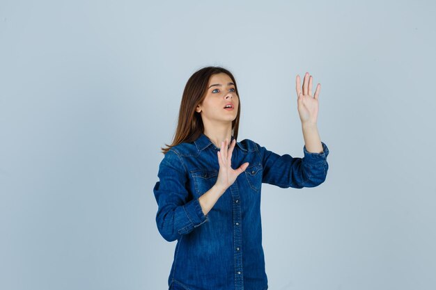 Expressieve jonge dame poseren in de studio