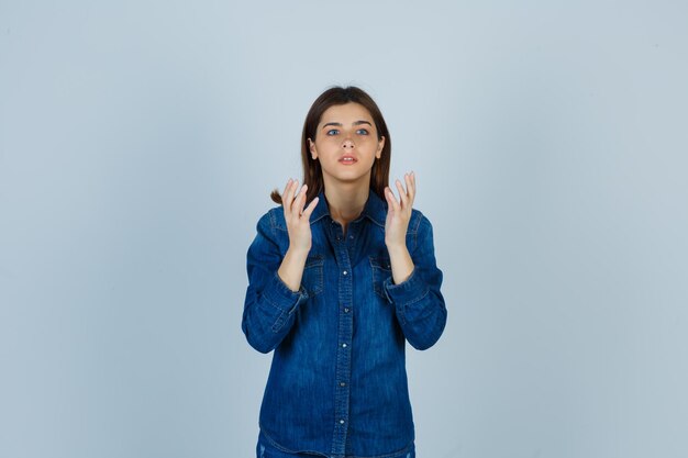 Expressieve jonge dame poseren in de studio