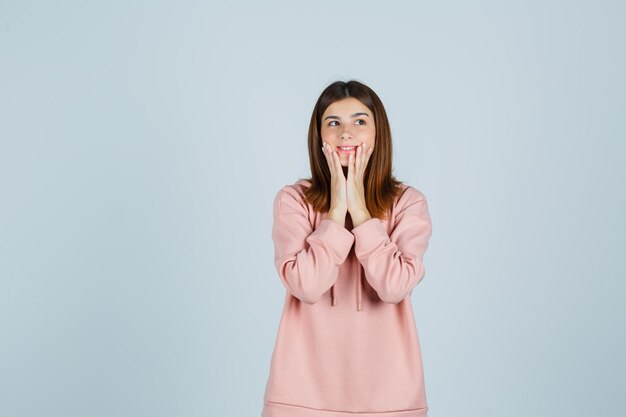 Expressieve jonge dame poseren in de studio