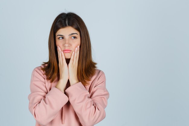 Expressieve jonge dame poseren in de studio