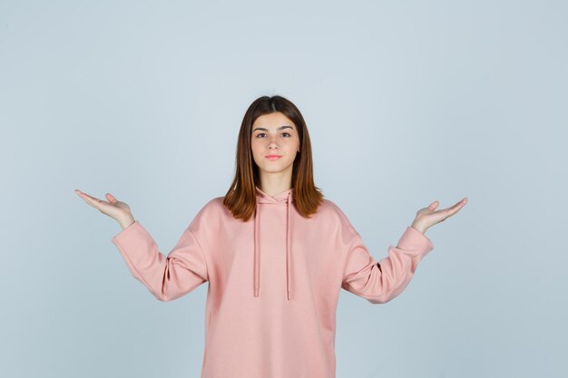 Expressieve jonge dame poseren in de studio