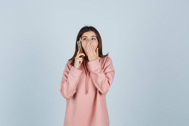 Expressieve jonge dame poseren in de studio