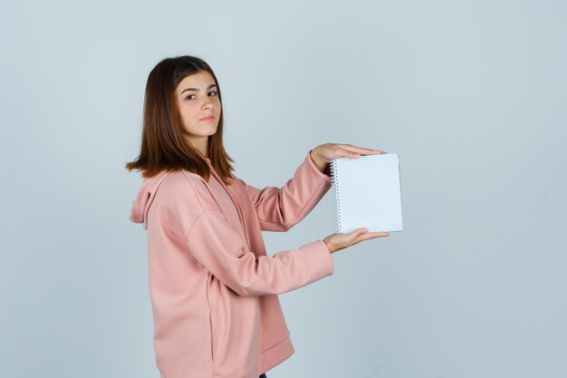 Expressieve jonge dame poseren in de studio