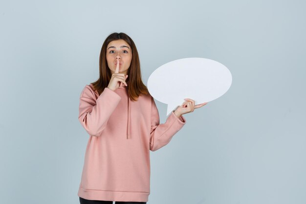 Expressieve jonge dame poseren in de studio