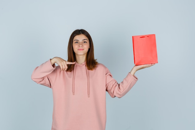 Expressieve jonge dame poseren in de studio