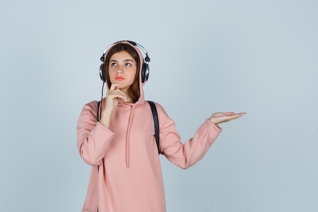 Expressieve jonge dame poseren in de studio