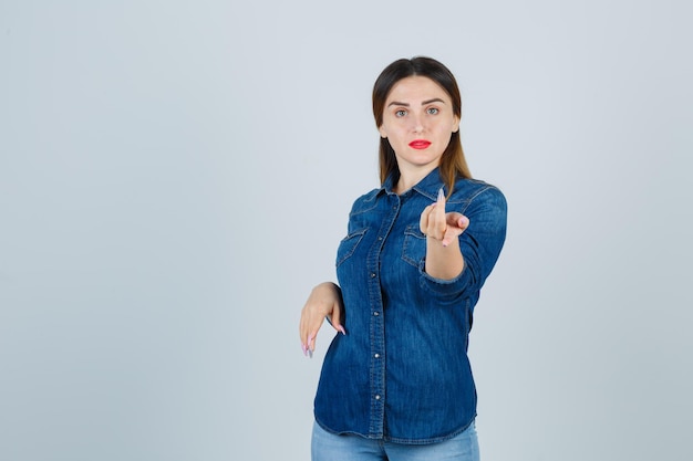 Expressieve jonge dame poseren in de studio