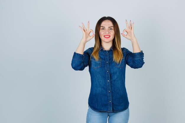 Expressieve jonge dame poseren in de studio