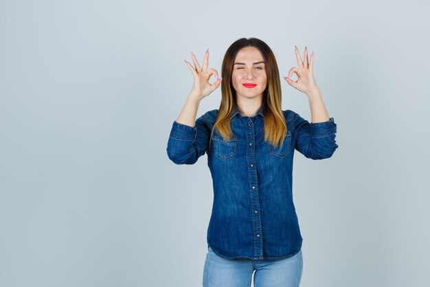 Expressieve jonge dame poseren in de studio