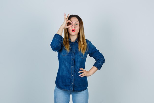 Expressieve jonge dame poseren in de studio