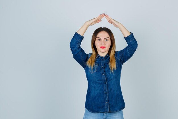 Expressieve jonge dame poseren in de studio