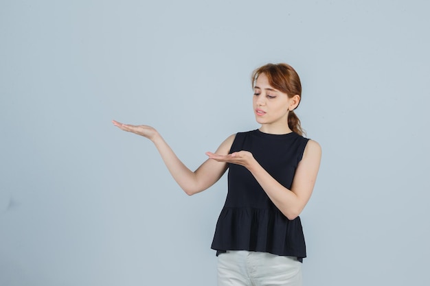 Expressieve jonge dame poseren in de studio