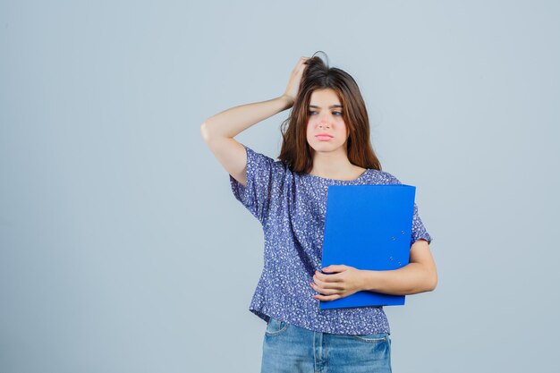 Expressieve jonge dame poseren in de studio