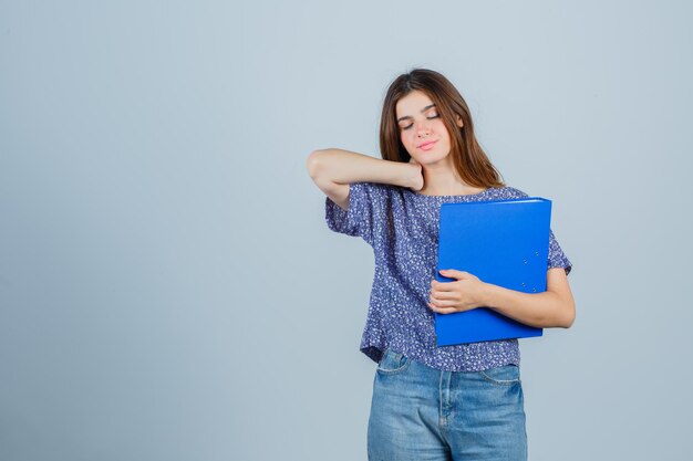 Expressieve jonge dame poseren in de studio