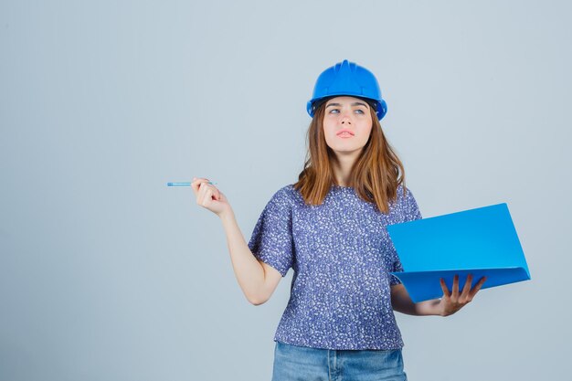 Expressieve jonge dame poseren in de studio