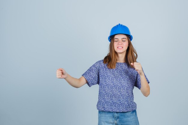 Expressieve jonge dame poseren in de studio