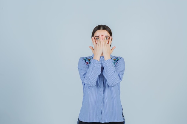 Expressieve jonge dame poseren in de studio