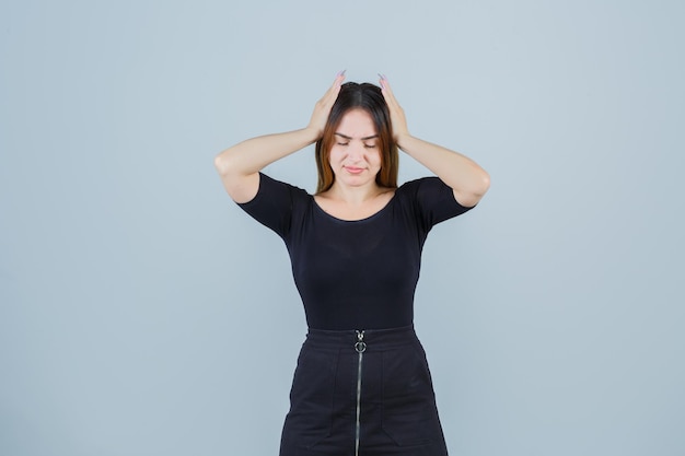 Expressieve jonge dame poseren in de studio