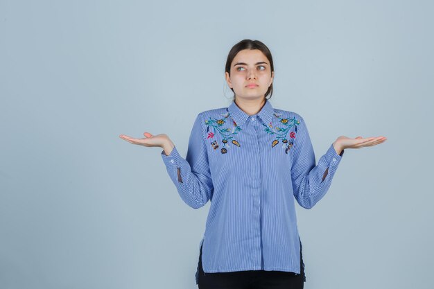 Expressieve jonge dame poseren in de studio