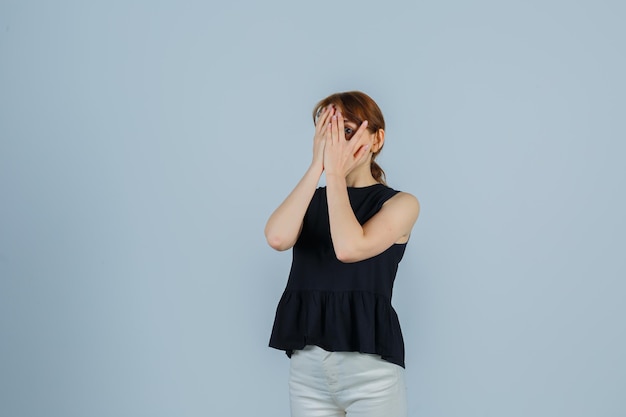 Expressieve jonge dame poseren in de studio