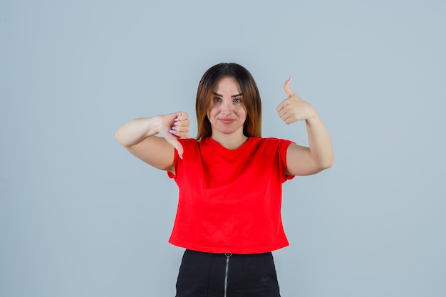 Expressieve jonge dame poseren in de studio