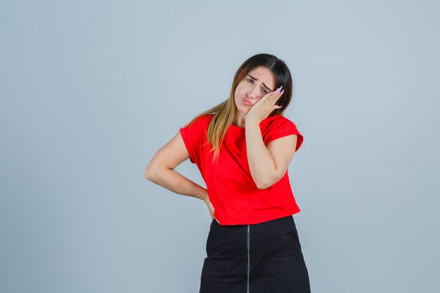 Expressieve jonge dame poseren in de studio