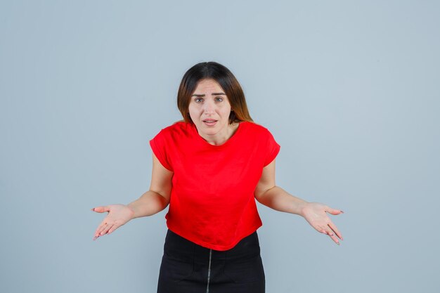 Expressieve jonge dame poseren in de studio