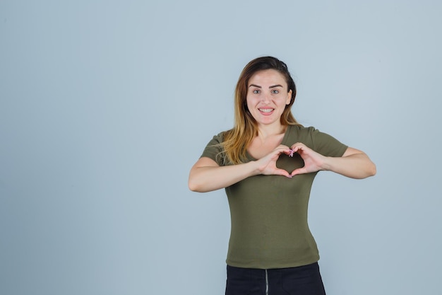 Expressieve jonge dame poseren in de studio