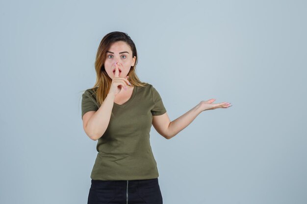 Expressieve jonge dame poseren in de studio