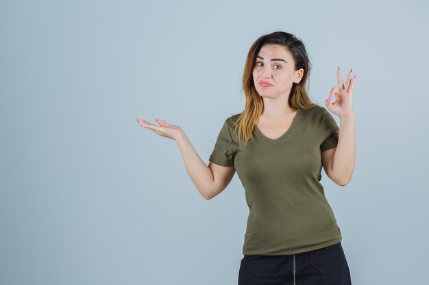 Expressieve jonge dame poseren in de studio