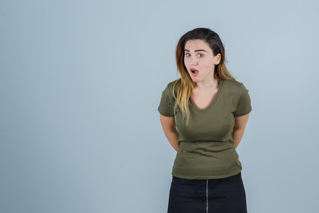 Expressieve jonge dame poseren in de studio