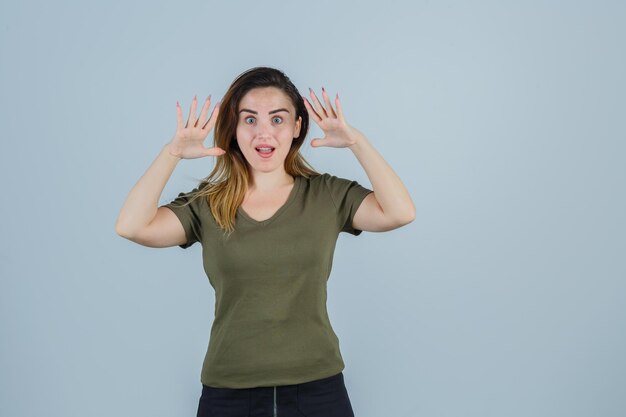 Expressieve jonge dame poseren in de studio