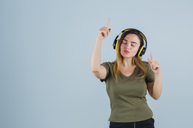 Expressieve jonge dame poseren in de studio