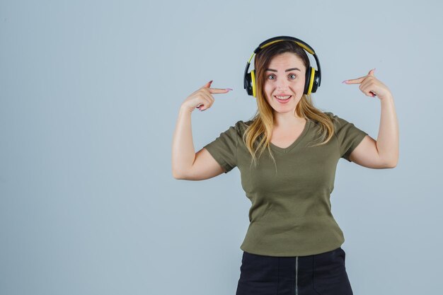 Expressieve jonge dame poseren in de studio