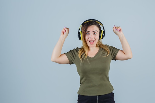 Expressieve jonge dame poseren in de studio