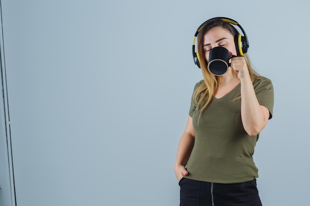 Expressieve jonge dame poseren in de studio