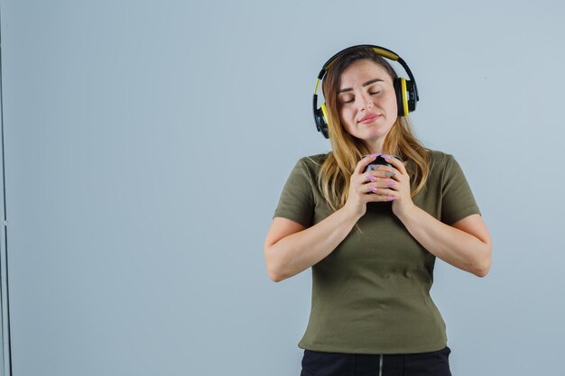 Expressieve jonge dame poseren in de studio