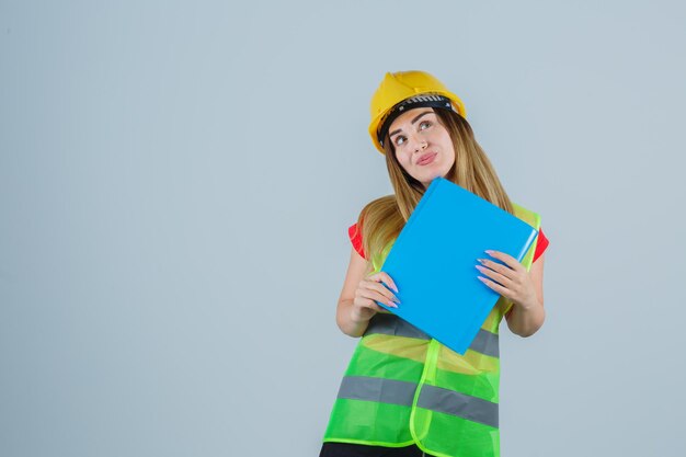 Expressieve jonge dame poseren in de studio