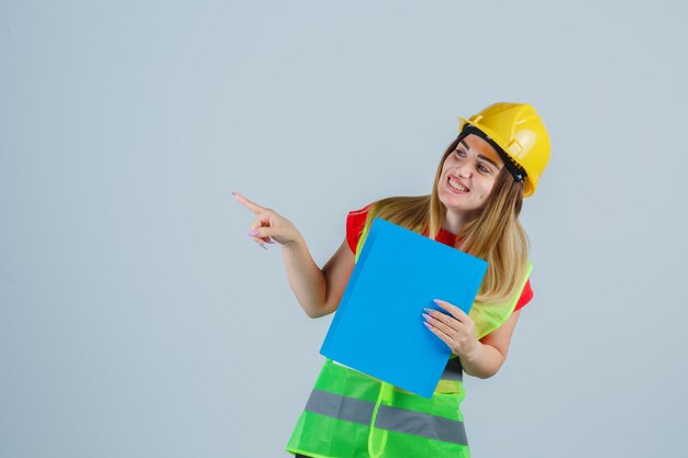 Expressieve jonge dame poseren in de studio