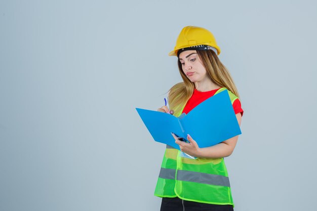 Expressieve jonge dame poseren in de studio