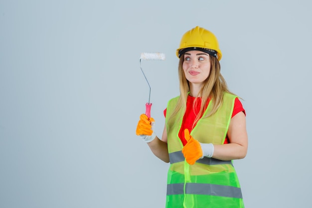 Expressieve jonge dame poseren in de studio