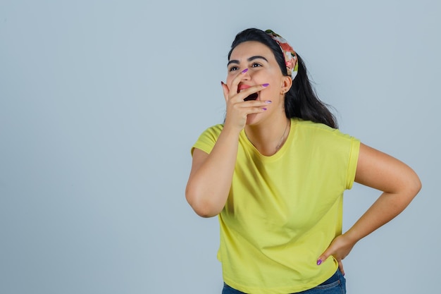 Expressieve jonge dame poseren in de studio