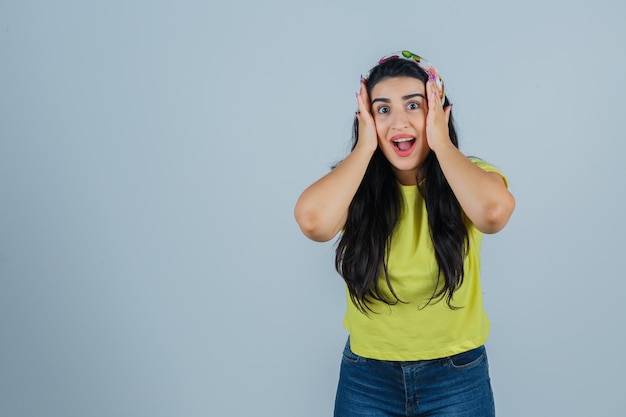 Expressieve jonge dame poseren in de studio