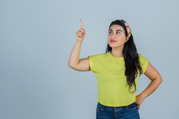 Expressieve jonge dame poseren in de studio