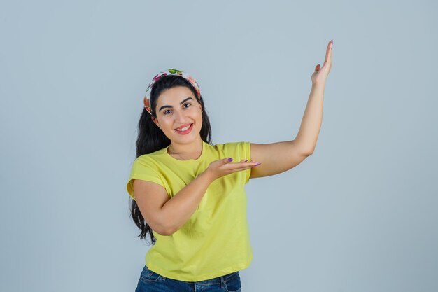 Expressieve jonge dame poseren in de studio