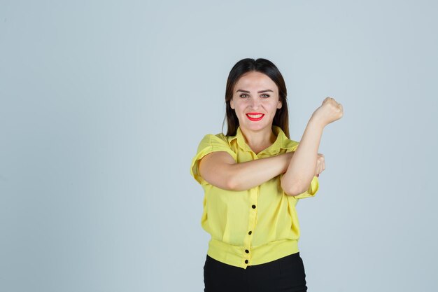 Expressieve jonge dame poseren in de studio